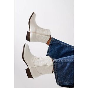 Free People x Matisse Vegan Ranch Boot in White Size 8.5
Never Worn